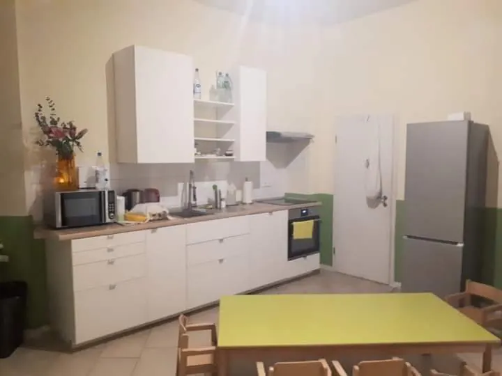 Küche mit gelbem Kindertisch