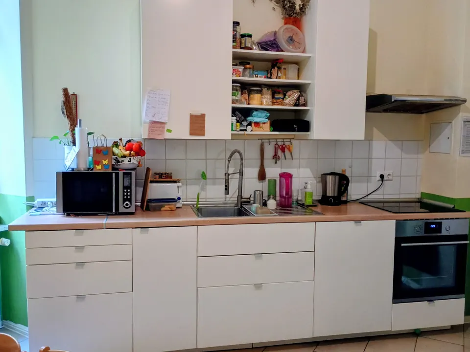Helle Küche mit Regalen und Arbeitsplatte