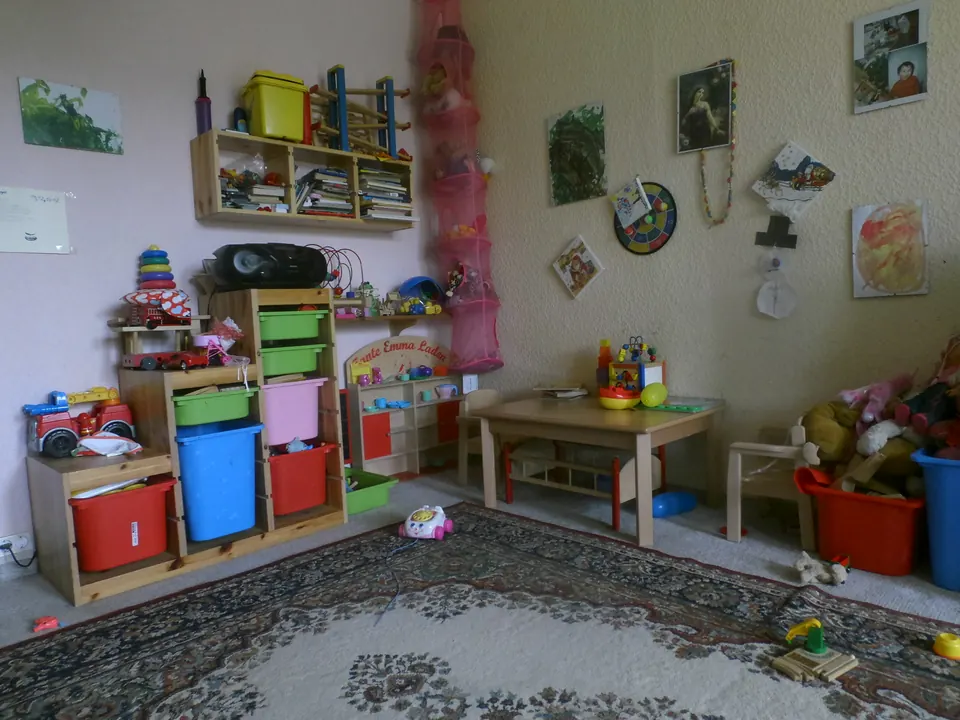 Spielecke im Gruppenraum mit Regalen, Spielsachen und kleinem Tisch