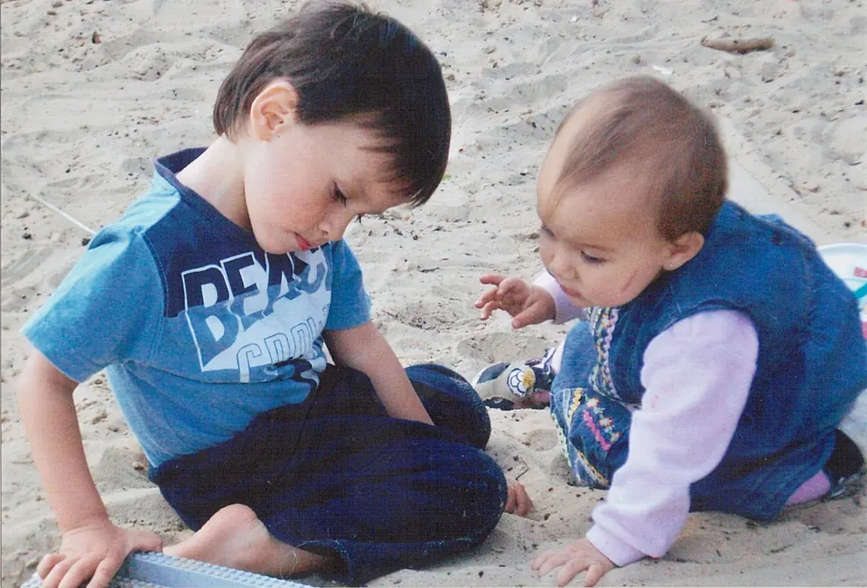 Zwei Kinder spielen gemeinsam im Sand